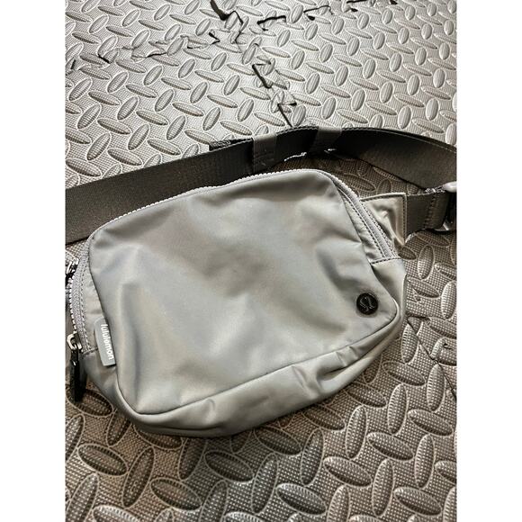 Authentic Lululemon Everywhere Belt Bag‎ Light Gray Fanny Pack O/S Waist - Picture 2 of 10